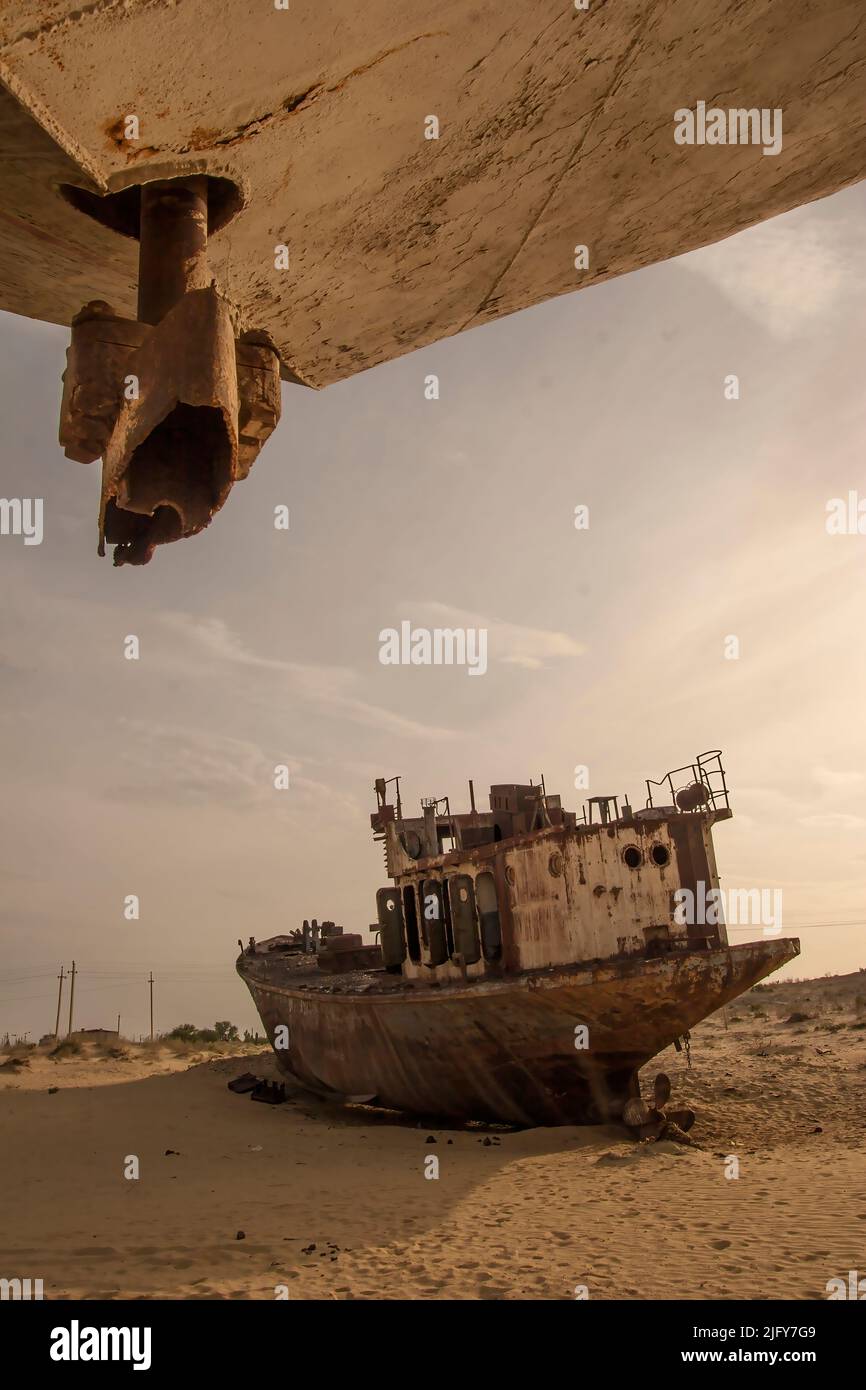 Gestrandete und rostige Fischerboote auf dem ehemaligen Seeufer der Aralsee, die aufgrund von Wassermissmanagement ausgetrocknet waren Stockfoto