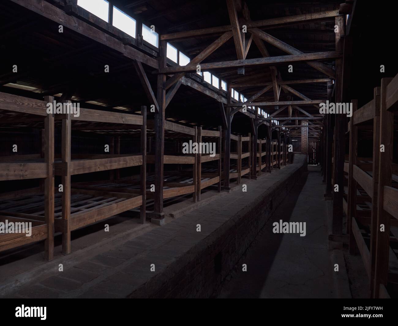 Innenraum einer Kaserne im Konzentrationslager Auschwitz-Birkenau in Polen Stockfoto