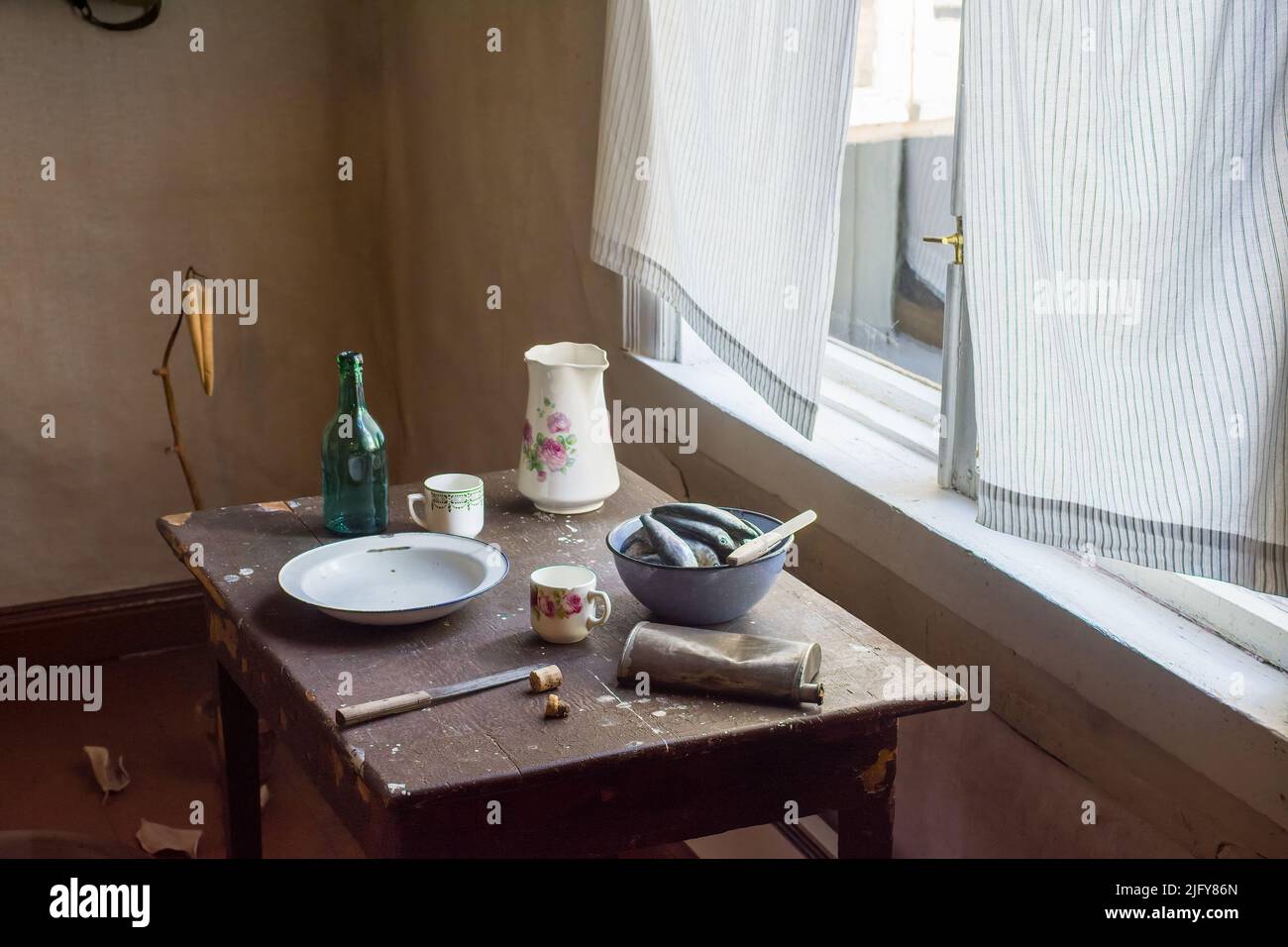Kleiner Esstisch am Fenster im Amuri Museum of Historic Housing in Tampere Finnland Stockfoto