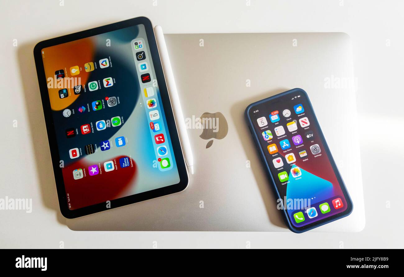 Apple iPhone 12 mini, iPad mini 6 und M1 MacBook Air Stockfoto