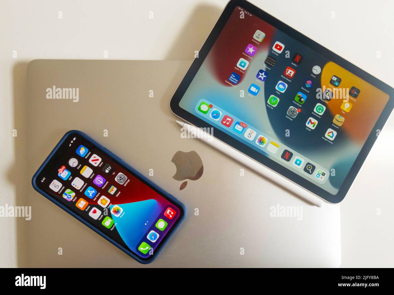 Apple iPhone 12 mini, iPad mini 6 und M1 MacBook Air Stockfoto