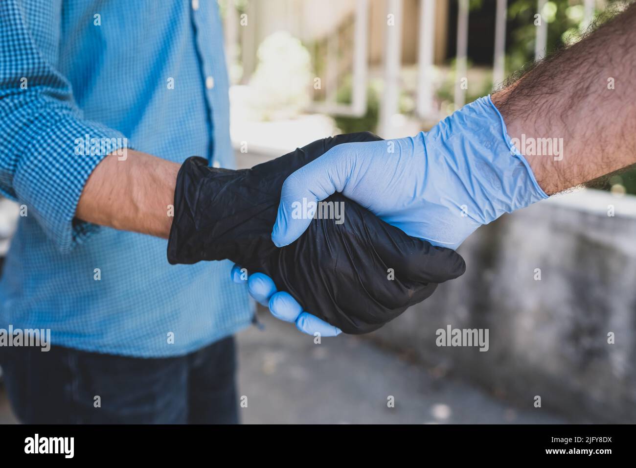 Handschuhe tragen, um sich von Pocken fernzuhalten. Kein Kontakt. Stockfoto