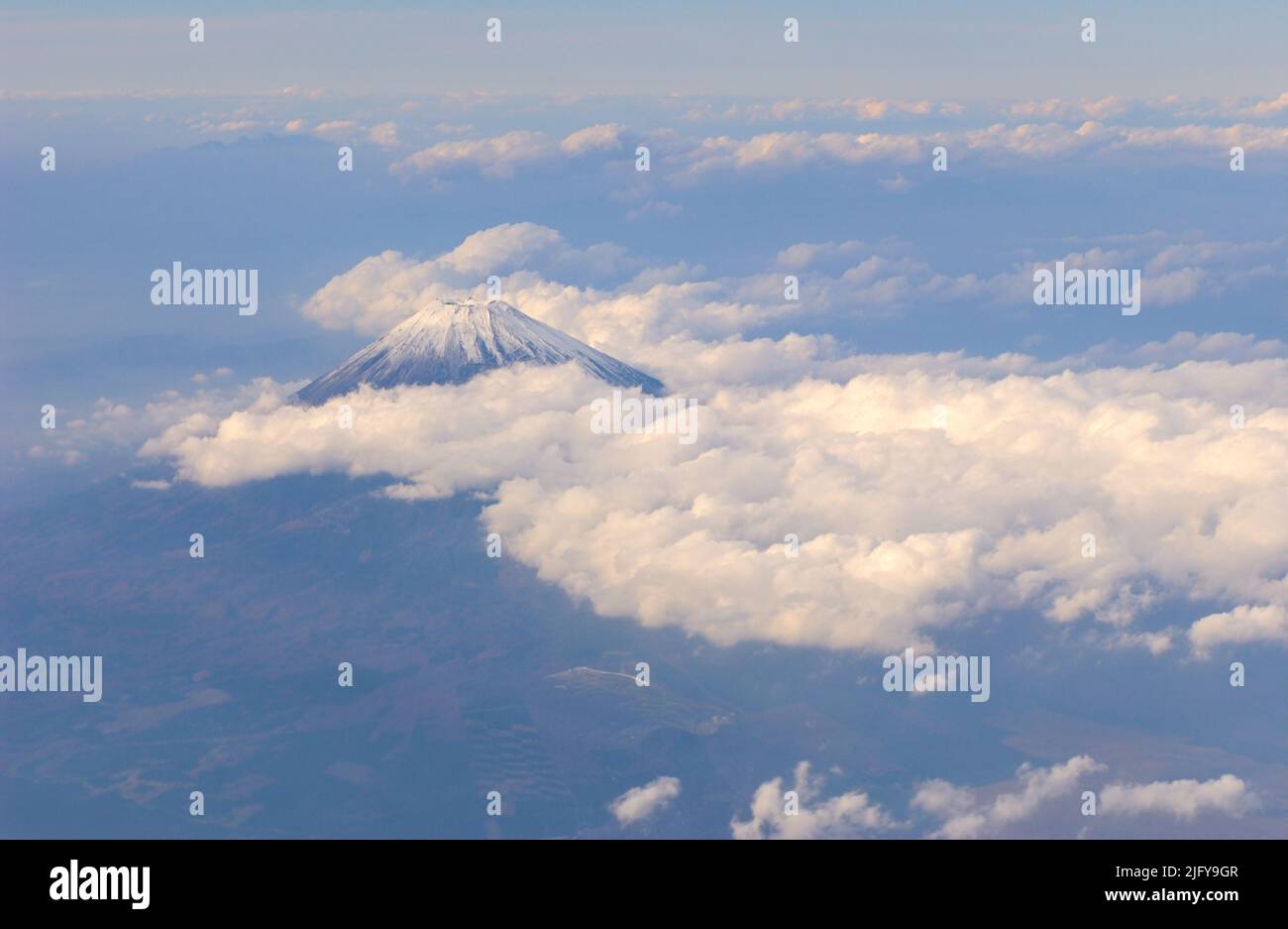 Der schneebedeckte Gipfel von Fuji San (Fujiyama) im Frühherbst von einem Flugzeug aus gesehen, Yamanashi Japan JP Stockfoto