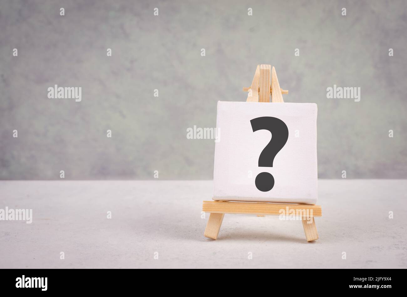 Fragezeichen auf einer Staffelei, Bildung und Geschäftskonzept, Suche nach Antworten, Gedanken zur Lösung eines Problems, Zweifel haben Stockfoto