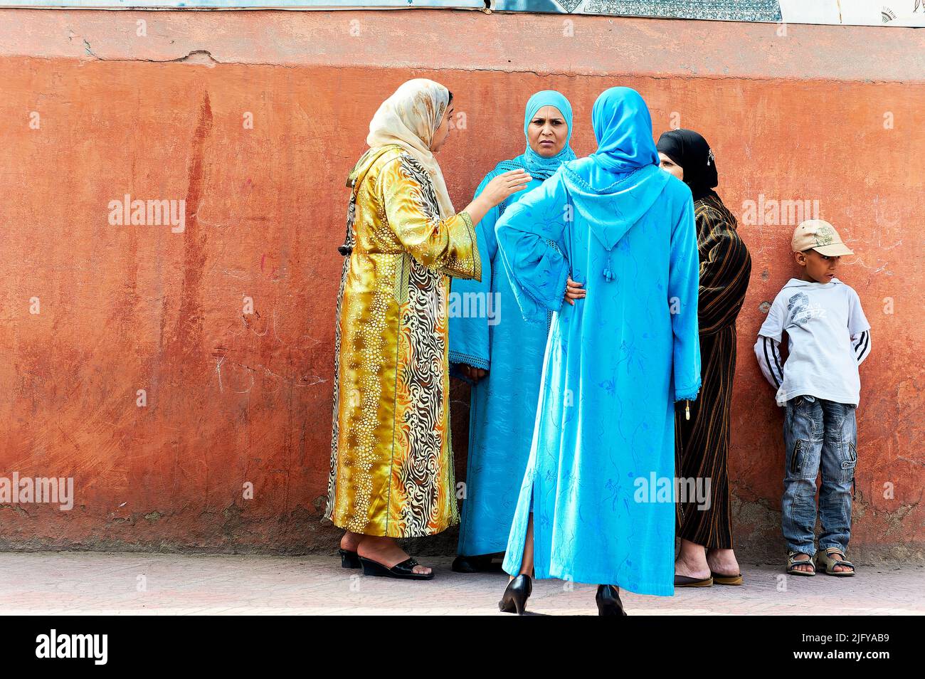Marokko Marrakesch. Verschleierte Frauen unterhalten sich in der Medina Stockfoto