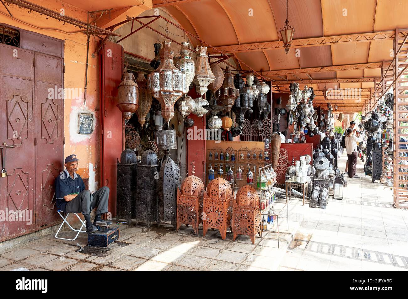 Marokko Marrakesch. Geschäft mit Messingkronleuchtern in der Medina Stockfoto