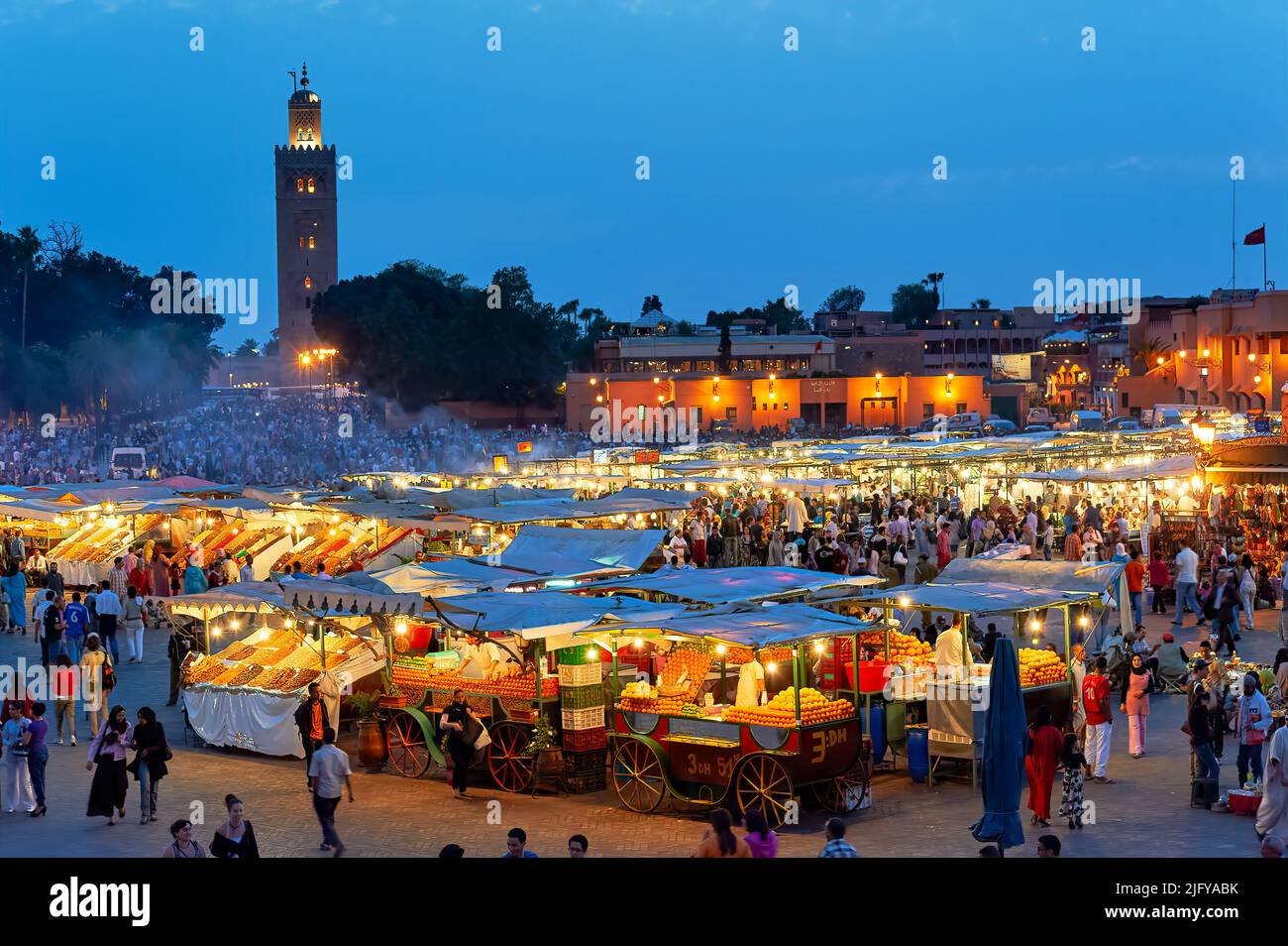 Marokko Marrakesch. Djema el Fna Platz bei Sonnenuntergang Stockfoto