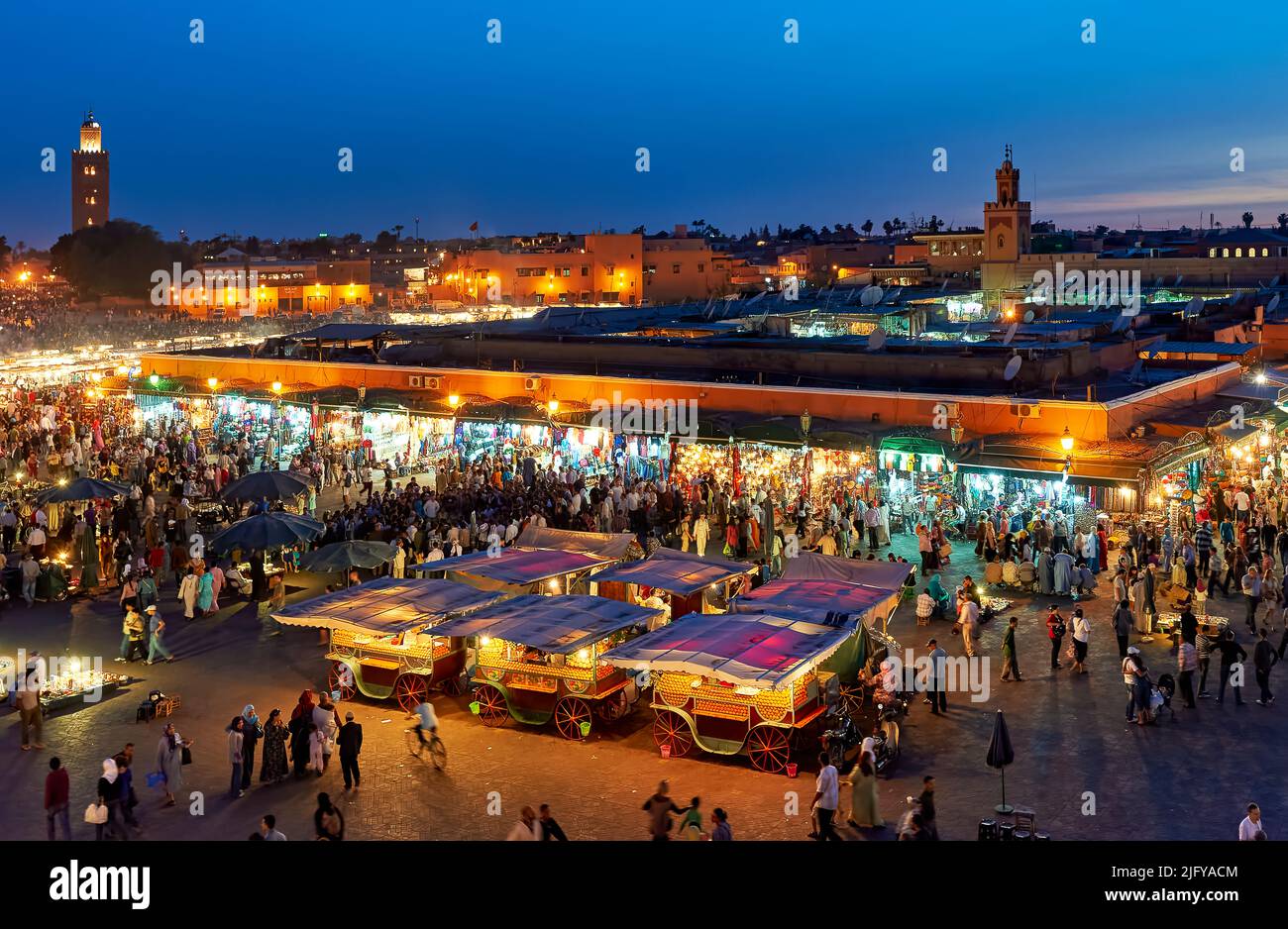 Marokko Marrakesch. Djema el Fna Platz bei Sonnenuntergang Stockfoto