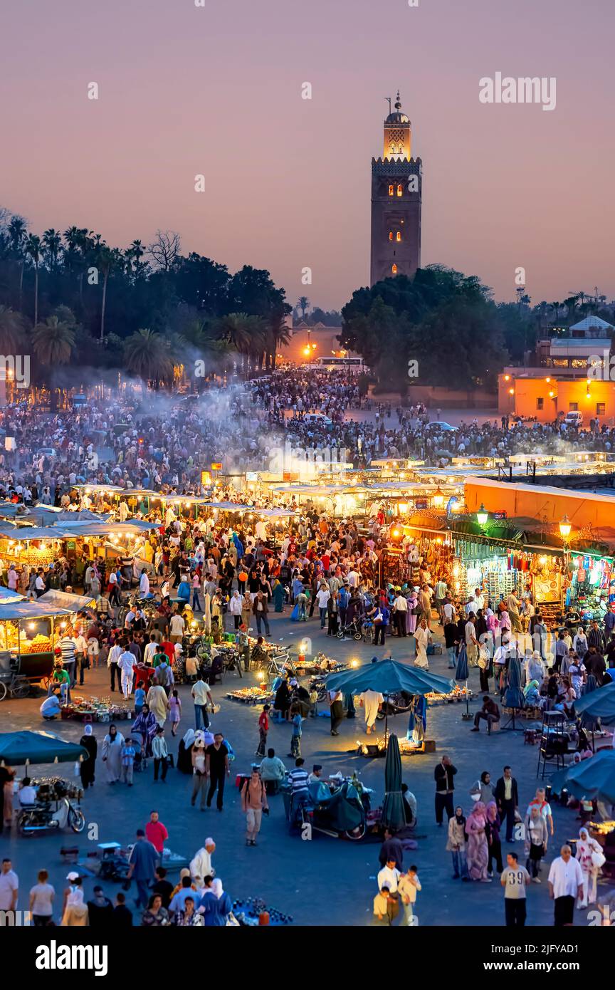 Marokko Marrakesch. Djema el Fna Platz bei Sonnenuntergang Stockfoto