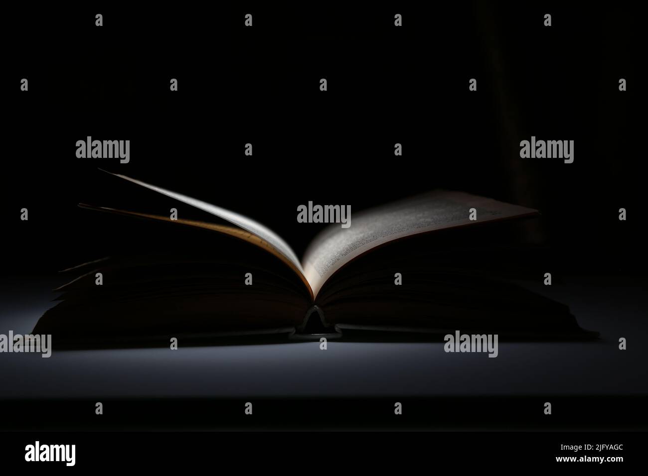 Abstraktes Bokeh Hintergrund mit glänzendem Gold glitzert. Hochwertige Fotos Stockfoto
