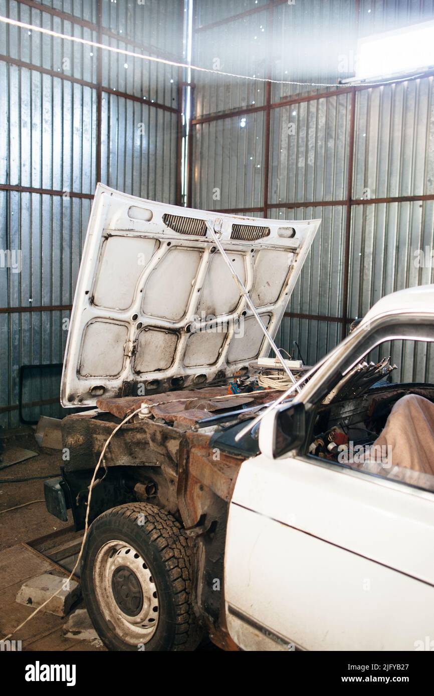 Zerlegtes altes Auto in der Garage aus der Nähe Stockfoto