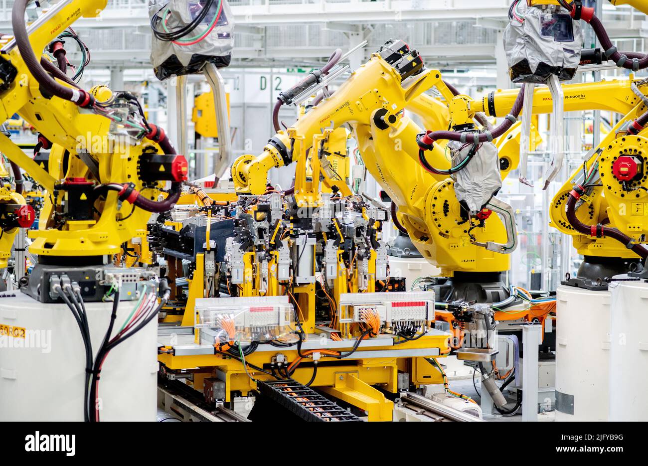 Emden, Deutschland. 05.. Juli 2022. Im Werk Emden der Volkswagen AG fertigen Roboter die Karosserie für ein vollelektrisches Fahrzeug der Volkswagen ID.4. Quelle: Hauke-Christian Dittrich/dpa/Alamy Live News Stockfoto