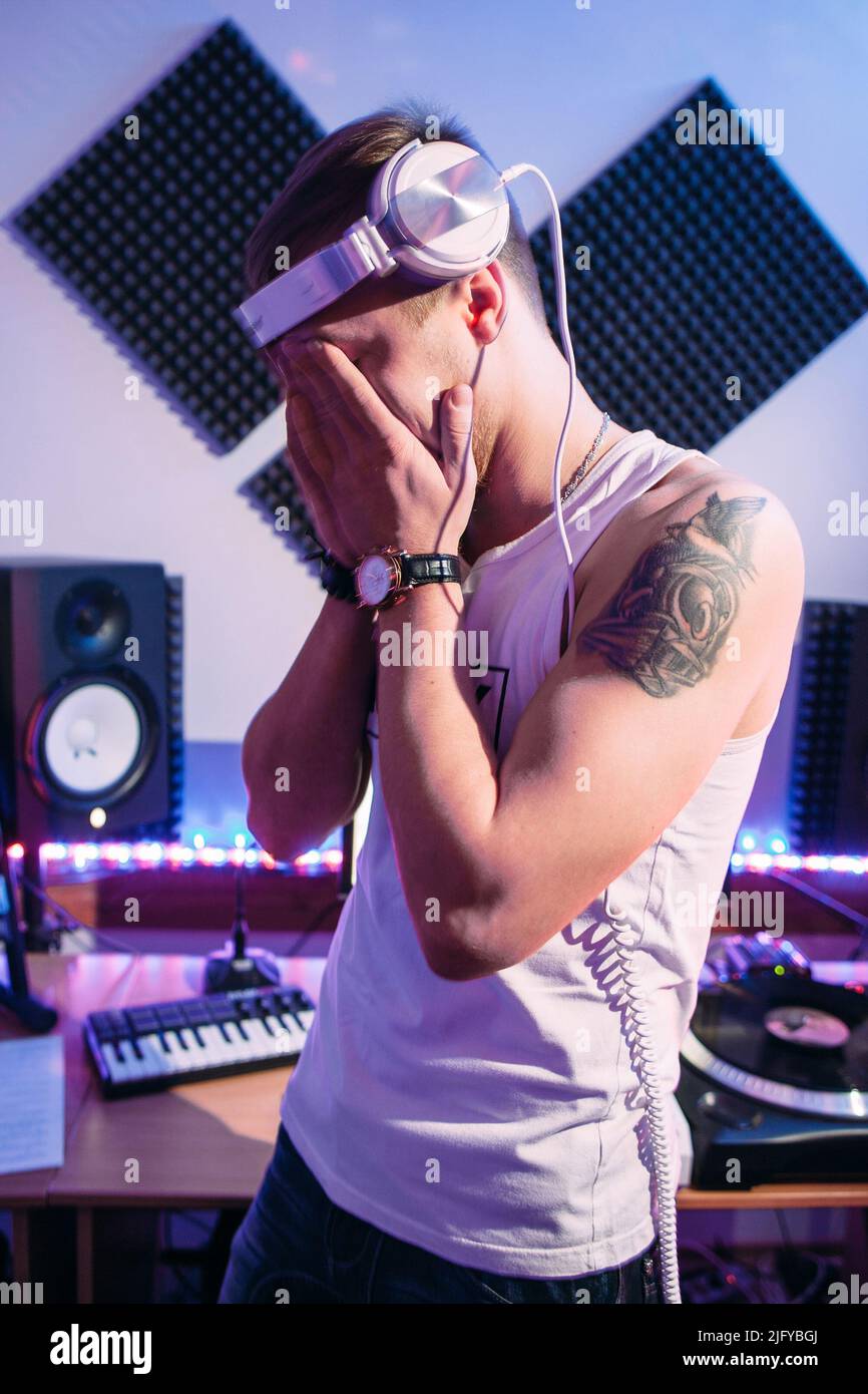Müde DJ nach harter Arbeit im Studio Stockfoto