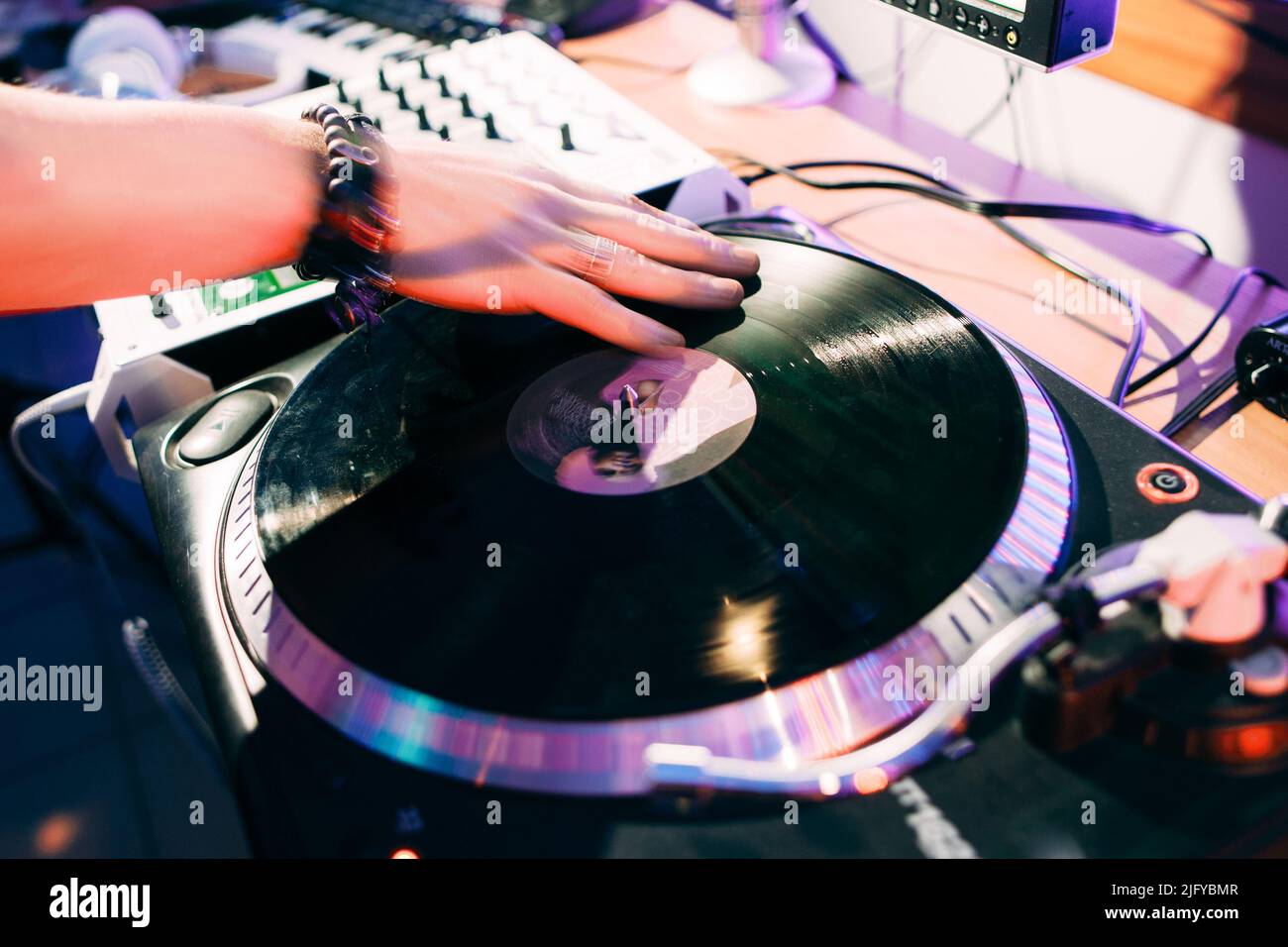 DJ macht Musik im Aufnahmestudio Stockfoto