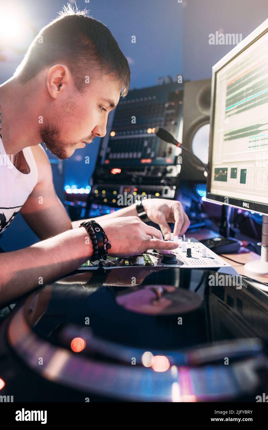 DJ macht Musik im Aufnahmestudio Stockfoto