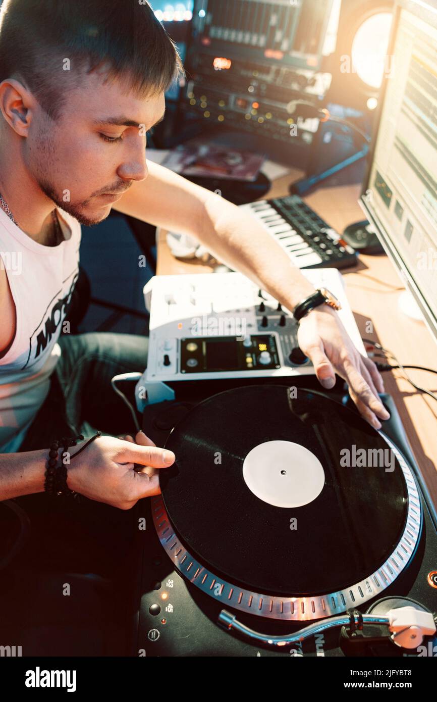 DJ macht Musik im Aufnahmestudio Stockfoto