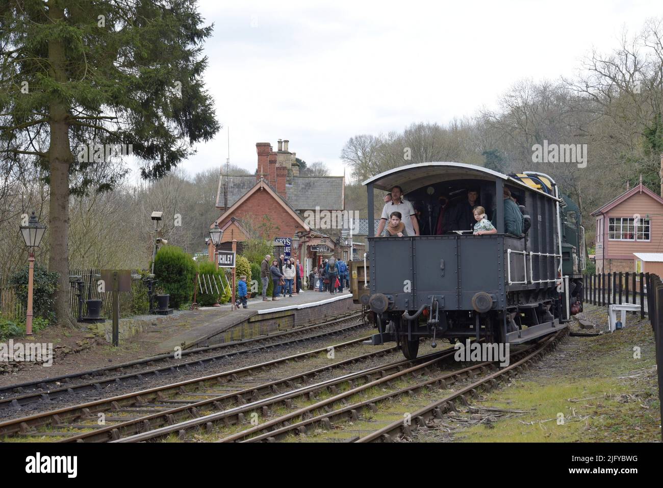 Personen, die in einem „Kröten“-Wagen der ehemaligen Great Western Railway auf der Highey Station, Severn Valley Railway, Shropshire fahren. April 2022 Stockfoto