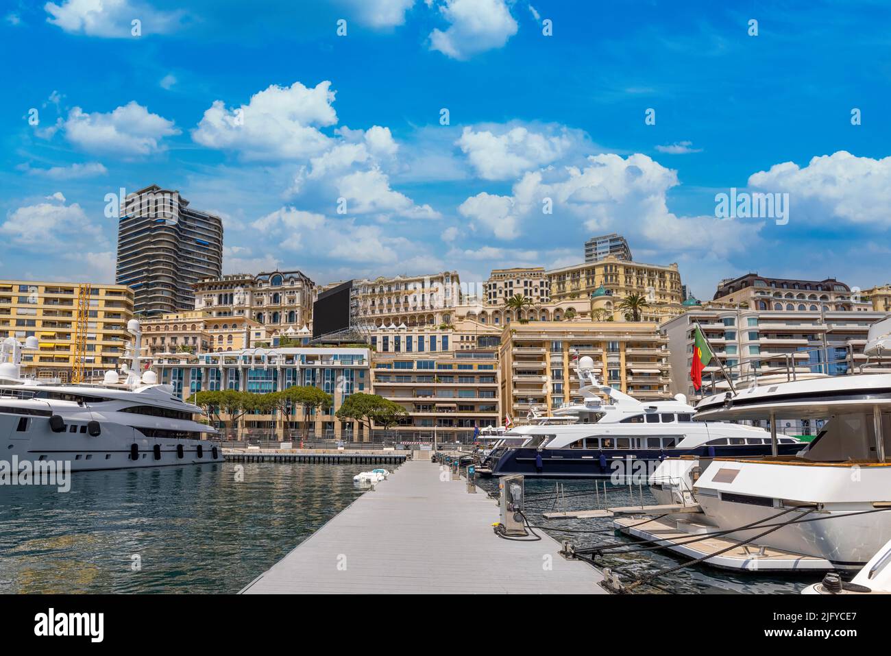 Frankreich, Französische Riviera, Yachthafen von Monte Carlo mit Luxusyachten und Autos in der Bucht von Monaco. Stockfoto