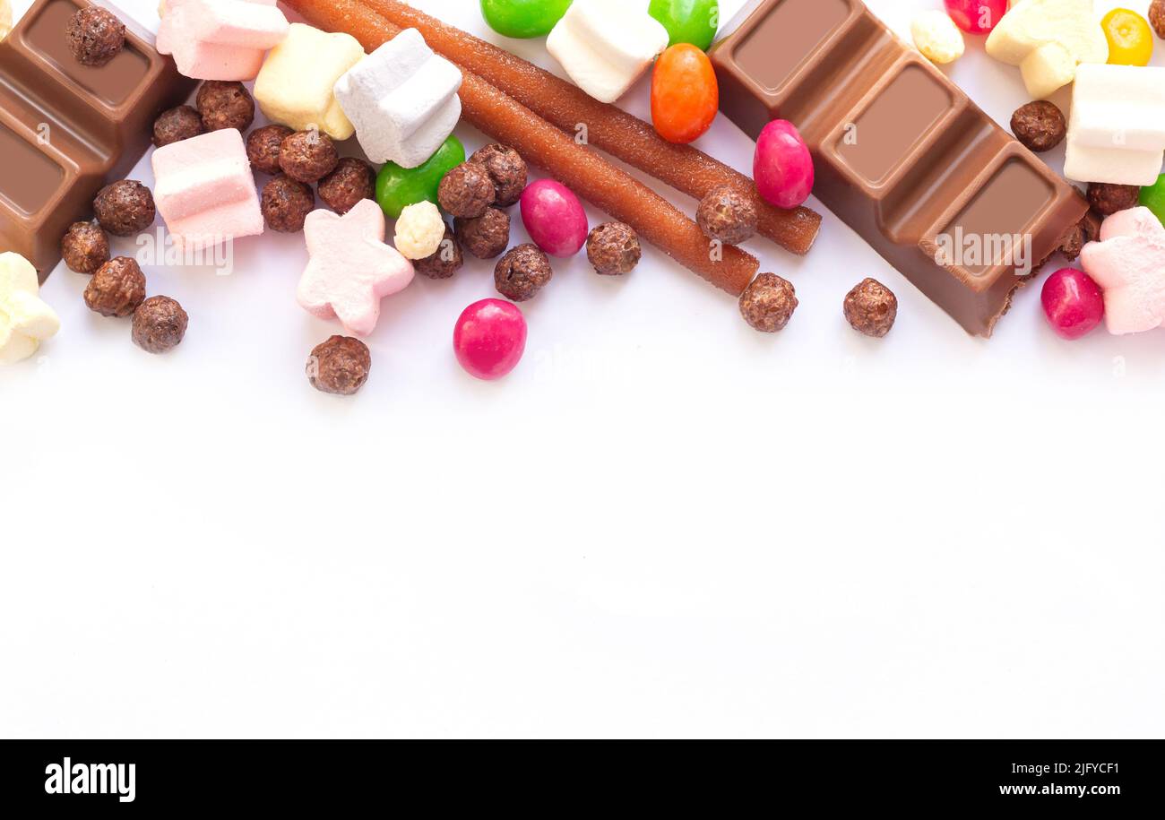 Bunte gemischte Fruchtbonbon und Schokolade Bonbon isoliert auf weißem Hintergrund. Draufsicht Stockfoto