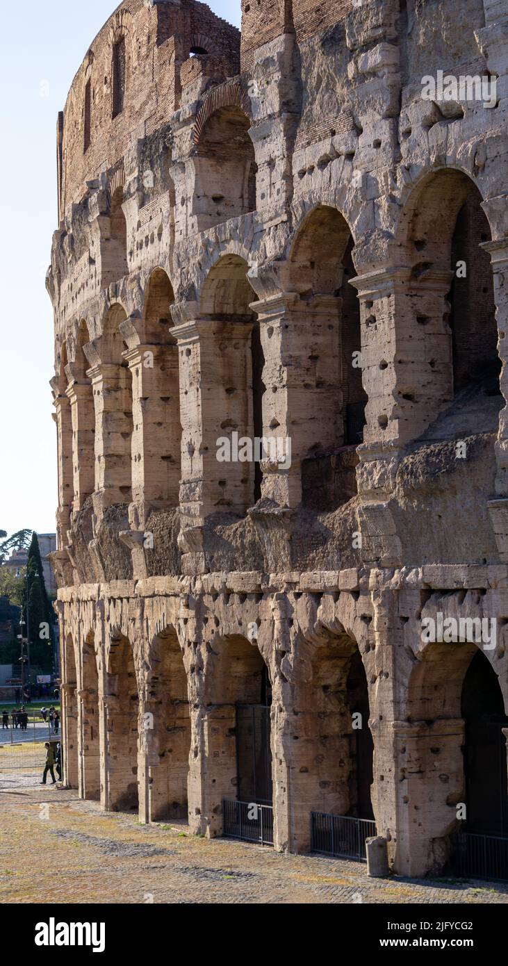 Rom, Italien, März 2022. Schöne Außenarchitektur des berühmten Flavian Amphitheaters, Kolosseum, das Symbol und das Wahrzeichen der Stadt. Stockfoto