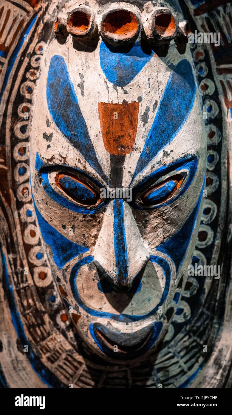 Schöne alte afrikanische Holzmaske in vielen hellen Farben bemalt Stockfoto