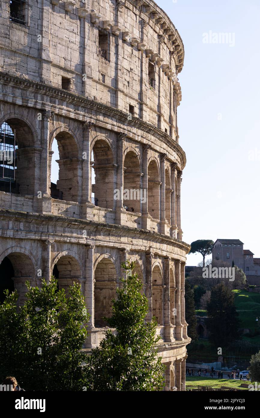 Rom, Italien, März 2022. Kolosseum das antike und berühmte flavische Amphitheater, eine der schönsten Touristenattraktionen der Stadt Stockfoto