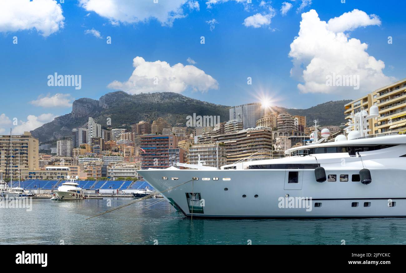 Frankreich, Französische Riviera, Yachthafen von Monte Carlo mit Luxusyachten und Autos in der Bucht von Monaco. Stockfoto