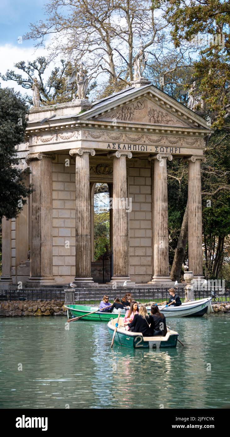 Rom, Italien, März 2022. Der Tempel des Aesculapius befindet sich in den Gärten der Villa Borghese. Ikonischer Tempel mit schönen Säulen, Gemälden Stockfoto
