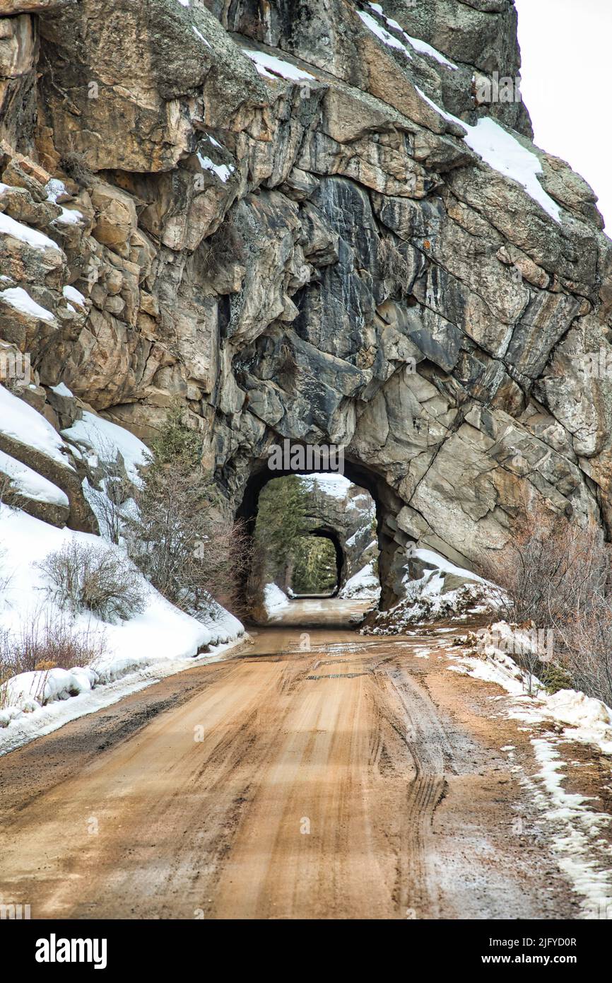 Eine vertikale Aufnahme eines Doppelsteintunnels in den Rocky Mountains im Winter, Colorado Stockfoto