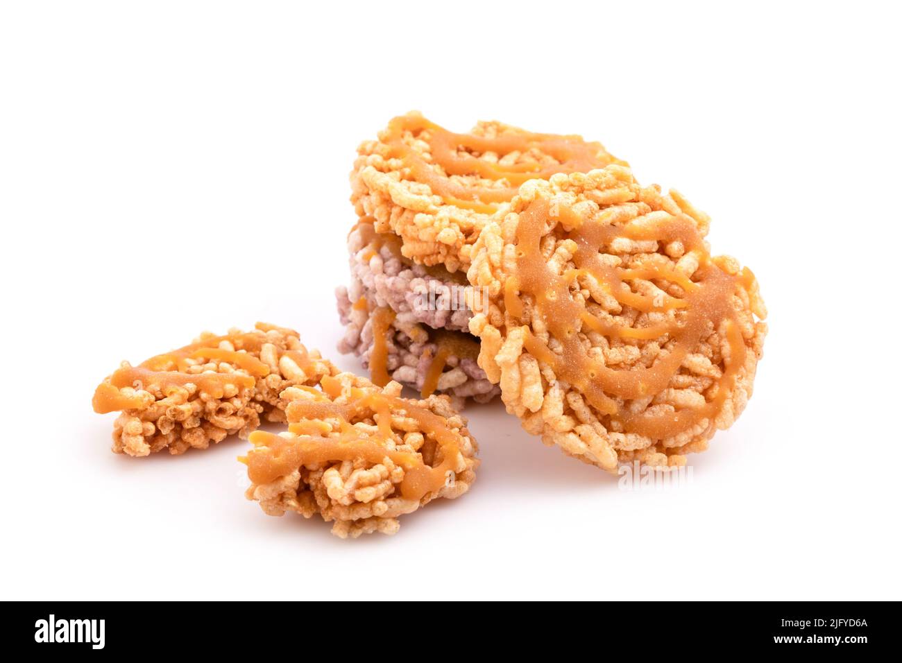 Thai Sweet Crispy Reiskuchen mit Cane Sugar Nieselregen isoliert auf weißem Hintergrund Stockfoto