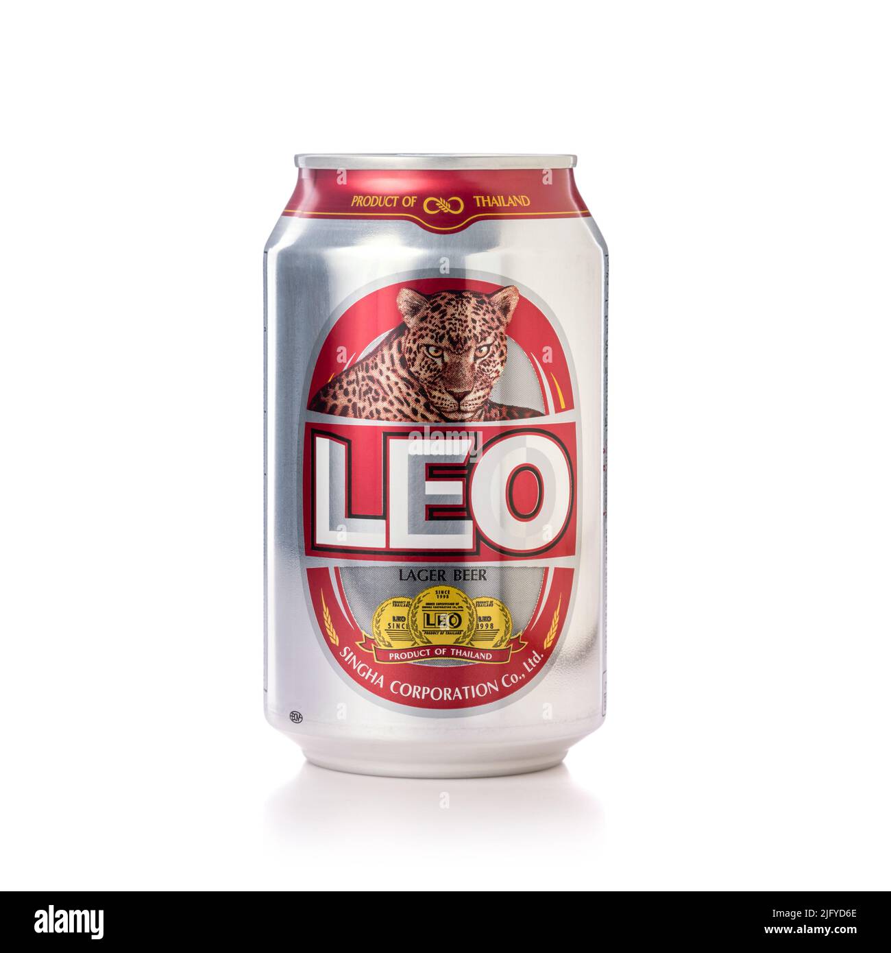 SUKHOTHAI, THAILAND - 20. MAI 2020. Dose von Leo Bierstudio auf weißem Hintergrund isoliert geschossen. 5% Alkohol Leo Bier sind beliebte Marke in Thailand zu schaffen Stockfoto