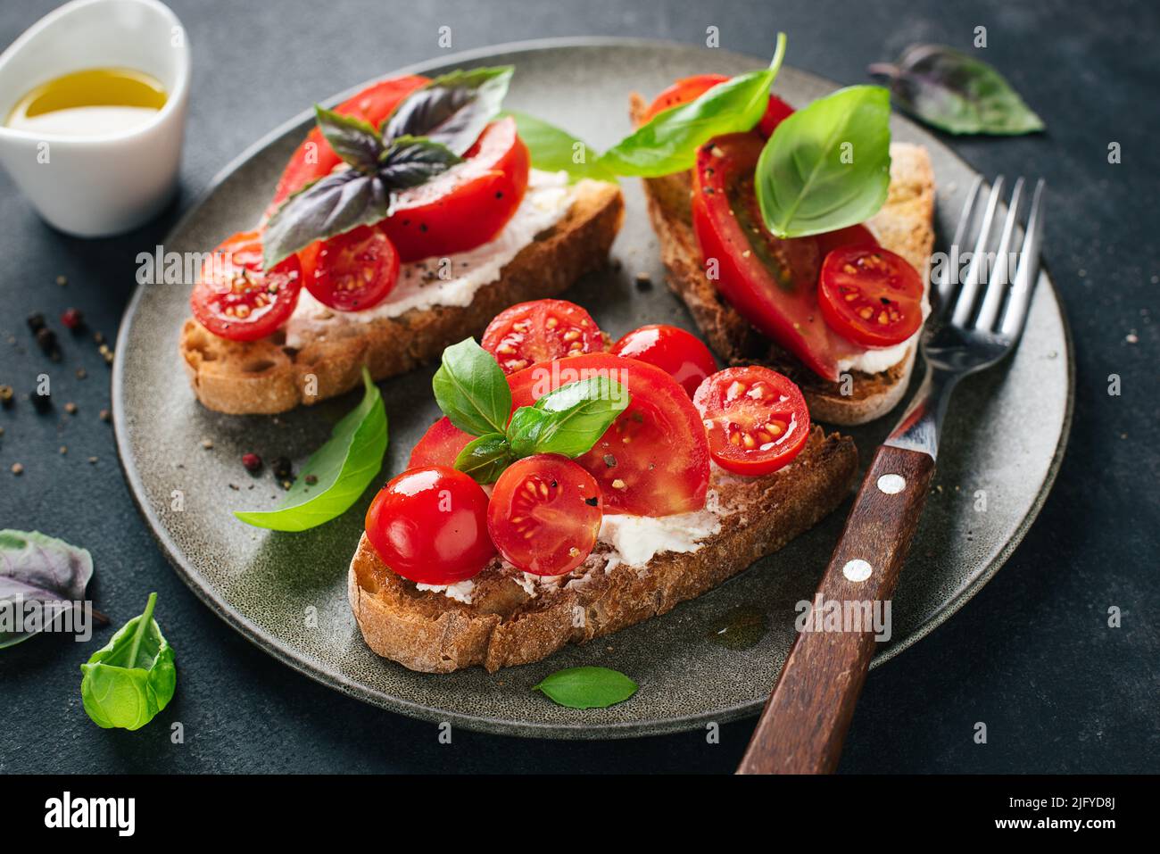 Italienische Bruschetta mit Tomaten und Basilikum. Nahaufnahme Stockfoto
