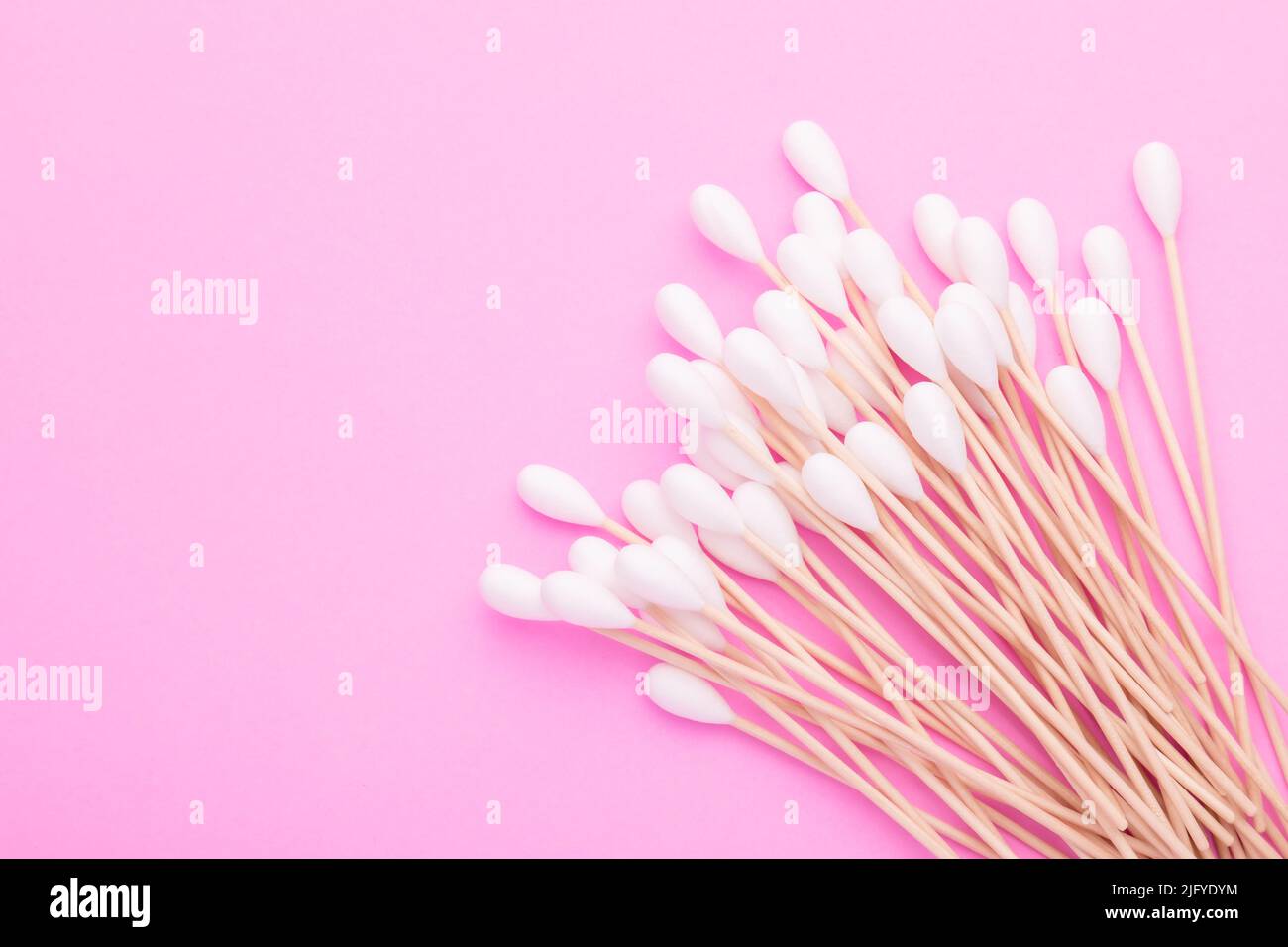 Draufsicht Wattestäbchen zum Reinigen der Ohren auf rosa Hintergrund Stockfoto