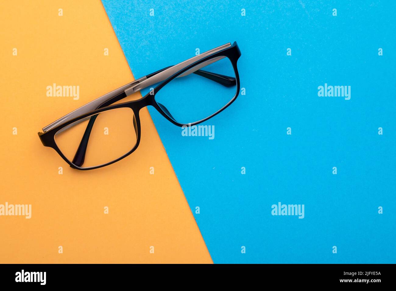 Draufsicht neue Brillen auf gelbem Hintergrund. Platz für Text oder Design kopieren Stockfoto