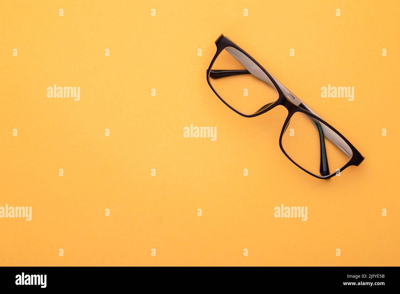 Draufsicht neue Brillen auf gelbem Hintergrund. Platz für Text oder Design kopieren Stockfoto