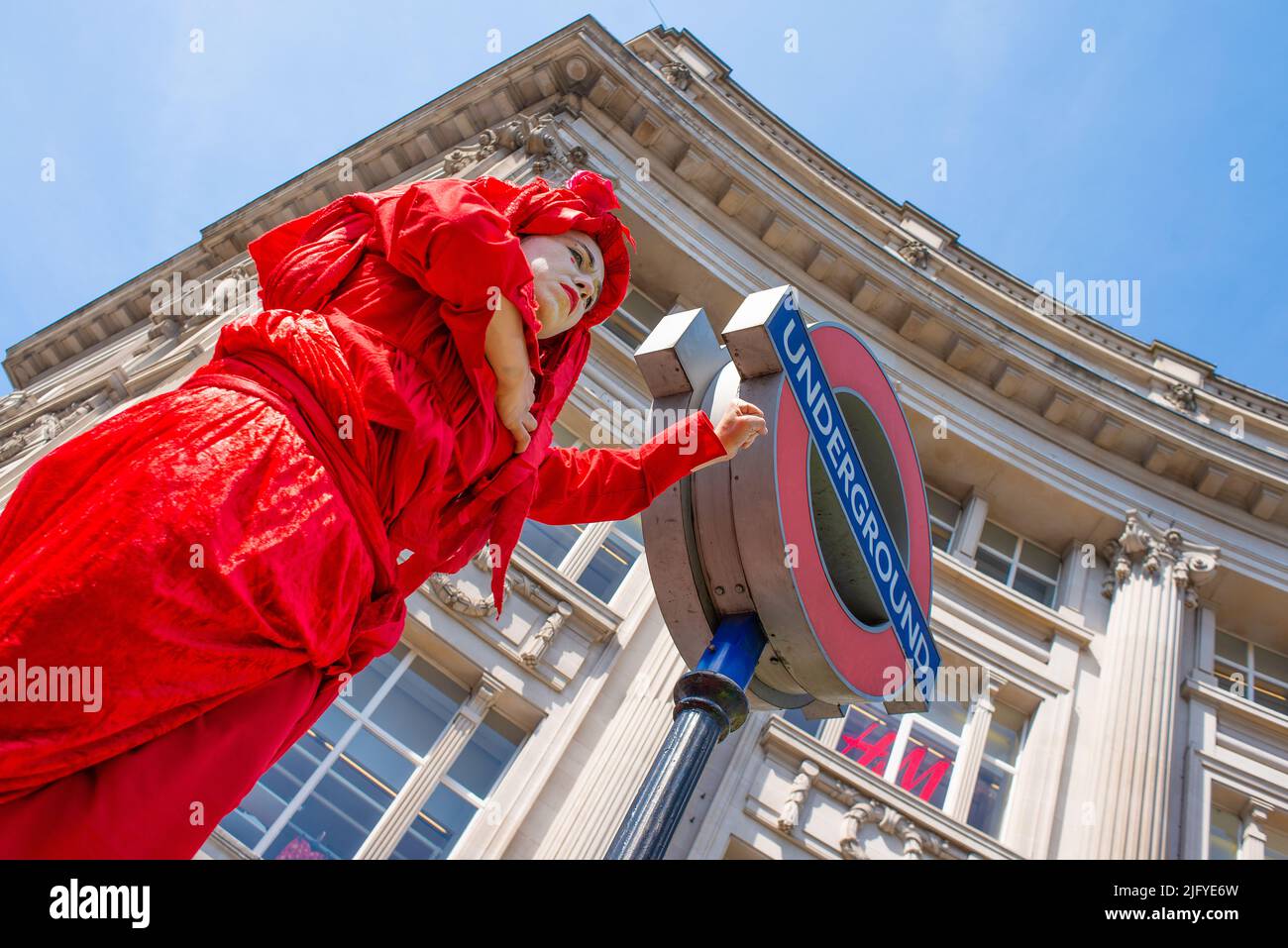 Die Rote Brigade bei der Extinction Rebellion Demonstration im Oxford Circus, London, aus Protest gegen den weltweiten Klimawandel und den ökologischen Kollaps. Stockfoto