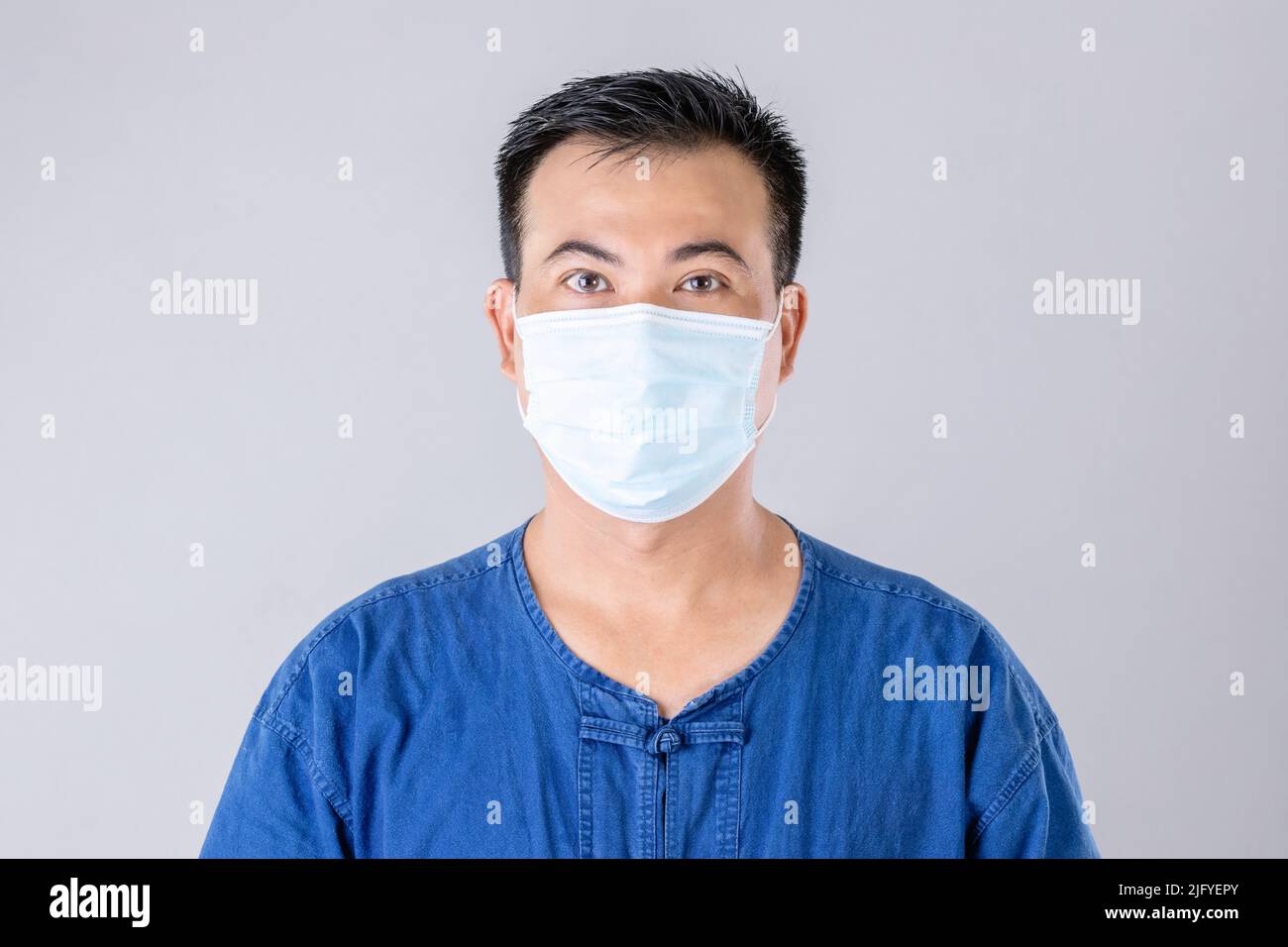 Portrait von thailändischen Landwirt trägt eine schützende Gesichtsmaske, um Viren Studio auf grauem Hintergrund geschossen zu verhindern Stockfoto
