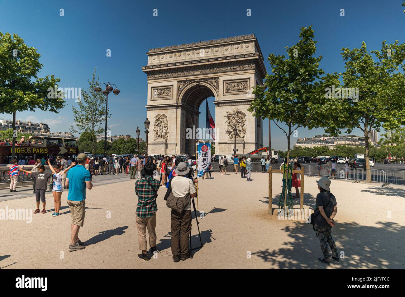 PARIS, FRANKREICH - 17. JUNI 2022: Touristen, die am 17. Juni 2022 im Arc de Triomphe in Paris Fotos machen. Der Arc de Triomphe ist einer der Stockfoto