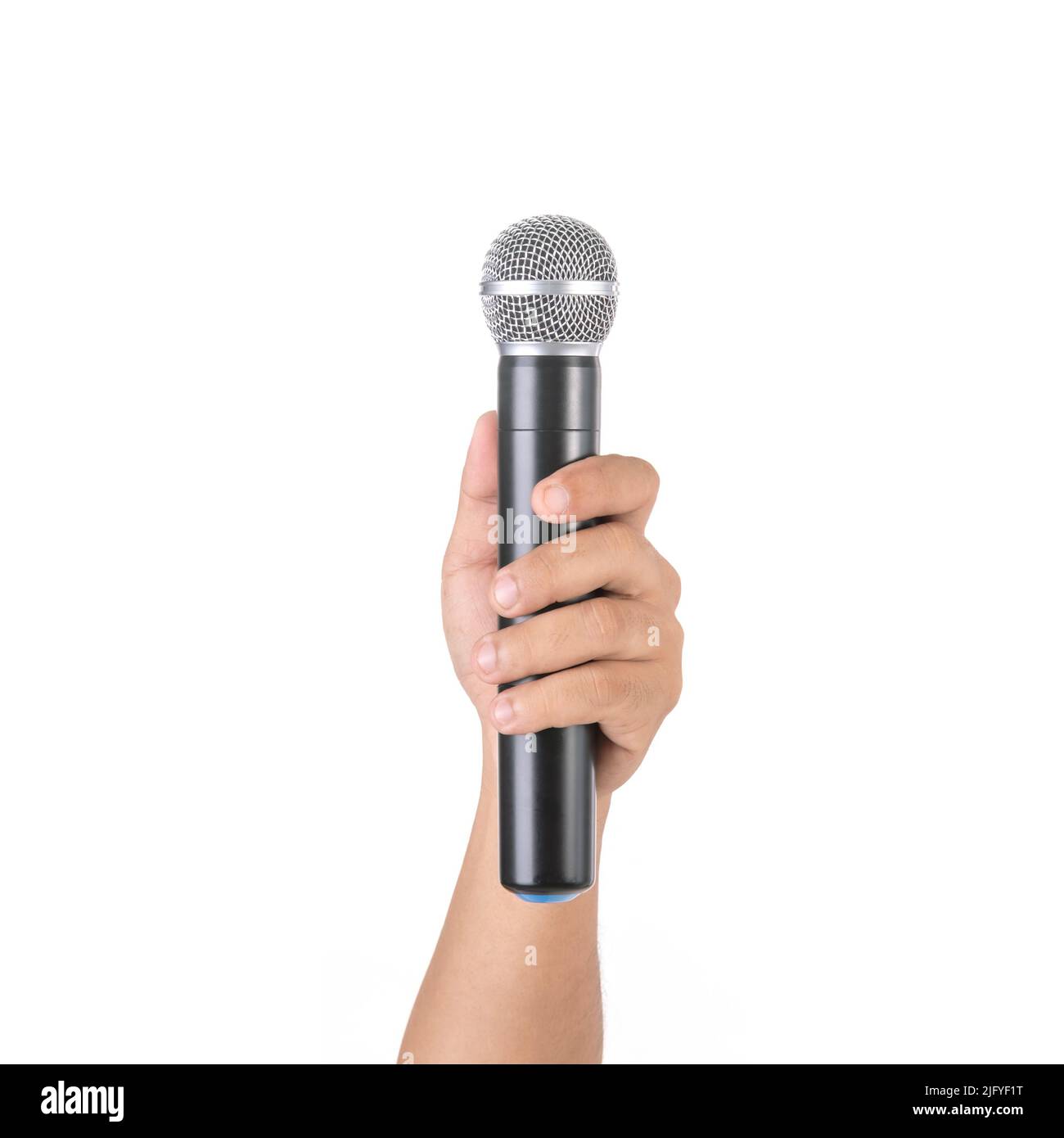 Schwarzes drahtloses Mikrofon in der Hand im Studio. Isoliert auf weißem Hintergrund Stockfoto
