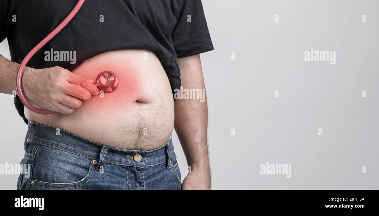 Medical Check Up Konzept : Fat Menschen halten roten Arzt Stethoskop für seine Gesundheit und Körper zu überprüfen. Studio auf grauem Hintergrund aufgenommen Stockfoto