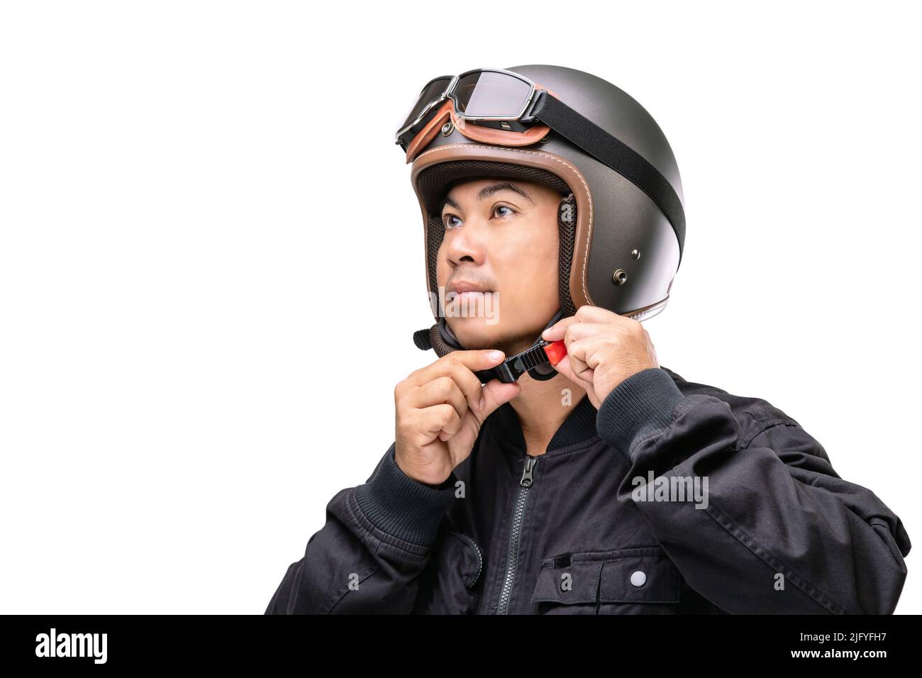 Motorradfahrer oder Fahrer mit Vintage-Helm. Sicheres Fahrkonzept. Studio auf weißem Hintergrund aufgenommen Stockfoto