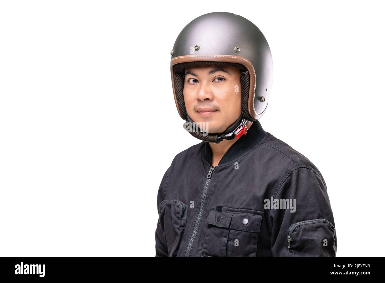 Motorradfahrer oder Fahrer mit Vintage-Helm. Sicheres Fahrkonzept. Studioaufnahme isoliert auf weißem Hintergrund Stockfoto