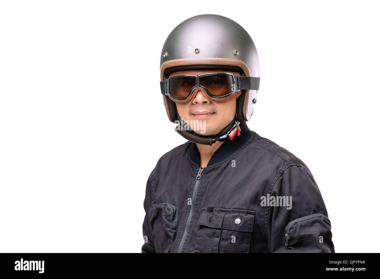 Motorradfahrer oder Fahrer mit Vintage-Helm. Konzept der „Safe Ride“-Kampagne. Studioaufnahme isoliert auf weißem Hintergrund Stockfoto