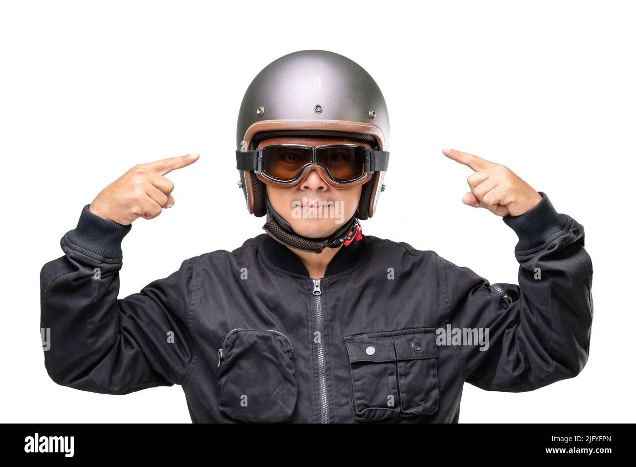 Motorradfahrer oder Fahrer mit Vintage-Helm. Konzept der „Safe Ride“-Kampagne. Studioaufnahme isoliert auf weißem Hintergrund Stockfoto