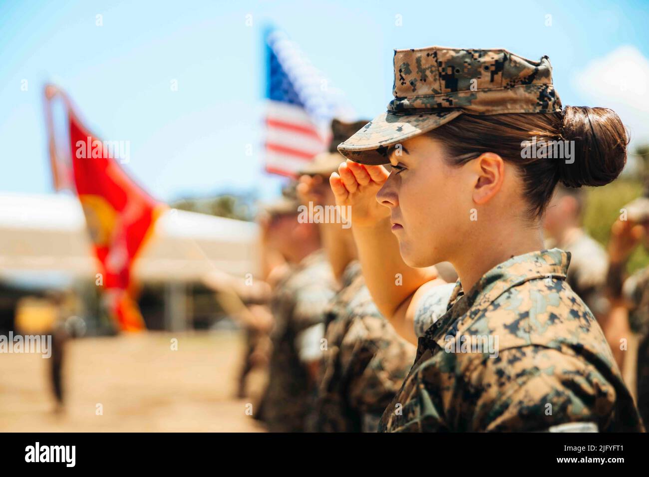Marine Corps Base Hawaii, Hawaii, USA. 25.. Juni 2022. U.S. Marine Corps CPL. Makayla Longbrake, ein taktischer Luftverteidigungskontrolleur mit Luftkontrollbatterie, 3D Littoral Anti-Air Bataillon, 3D Marine Littoral Regiment, stellt während der Aktivierungszeremonie der Luftkontrollbatterie auf der Marine Corps Base Hawaii, 24. Juni 2022, Waffen vor. Die Air Control Battery ist die zweite von vier Batterien, die unter dem littoral Anti-Air Bataillon 3D aktiviert werden. Quelle: U.S. Marines/ZUMA Press Wire Service/ZUMAPRESS.com/Alamy Live News Stockfoto