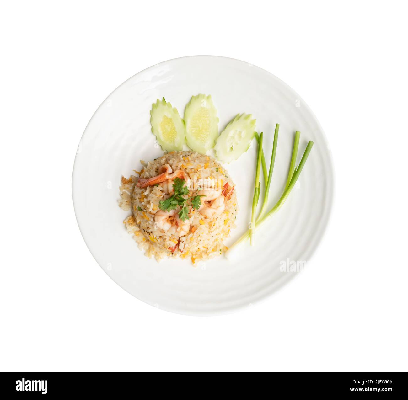 Draufsicht. Gebratener Reis mit Garnelen in runder weißer Schale isoliert auf weißem Hintergrund. Thai-Food-Konzept Stockfoto