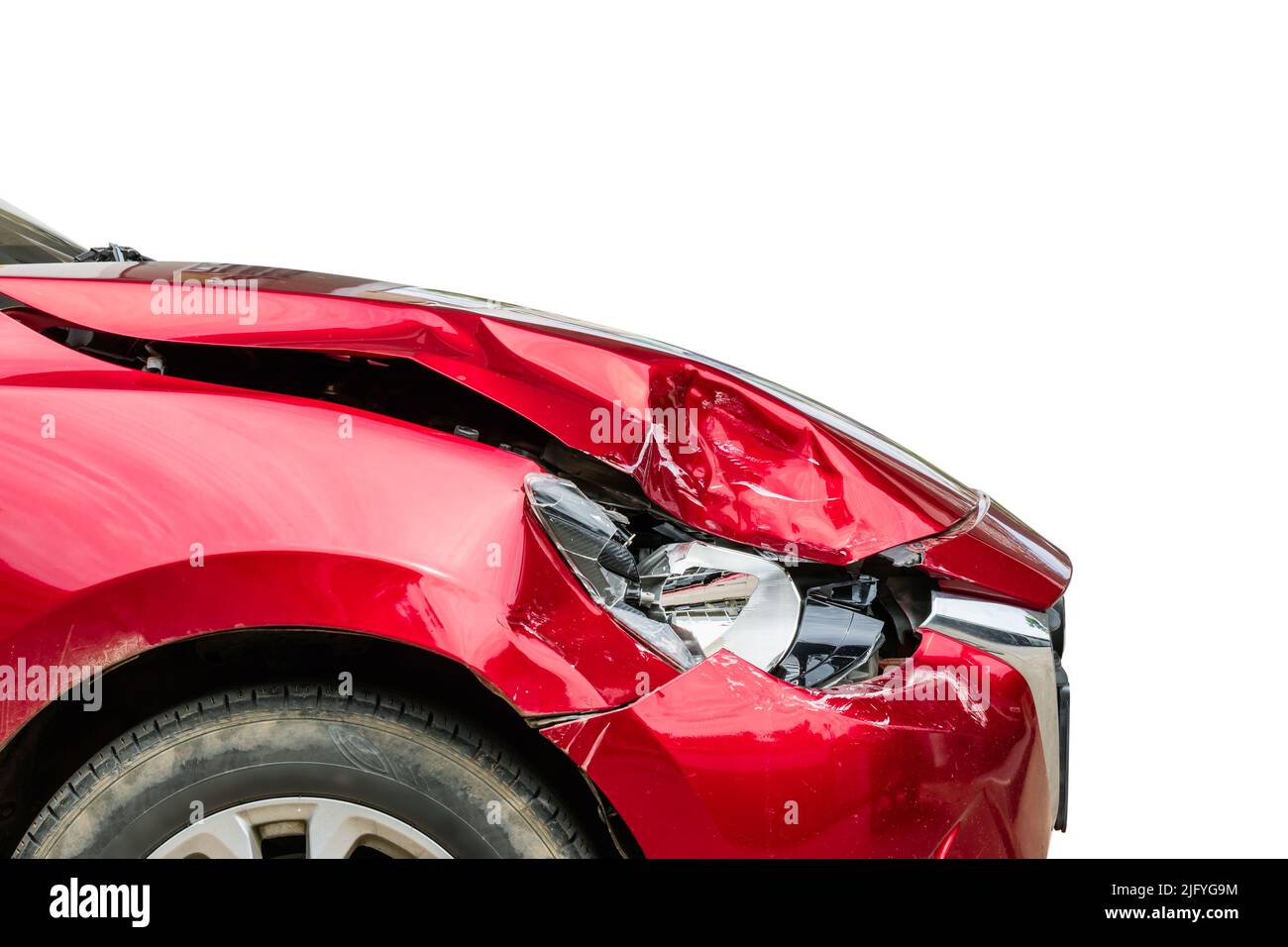 Nahaufnahme die rechte Front des roten modernen Autos wurde durch einen Unfall beschädigt. Isoliert auf weißem Hintergrund. Für die Werbung von Versicherungen oder Kfz-Reparaturkonzepten Stockfoto