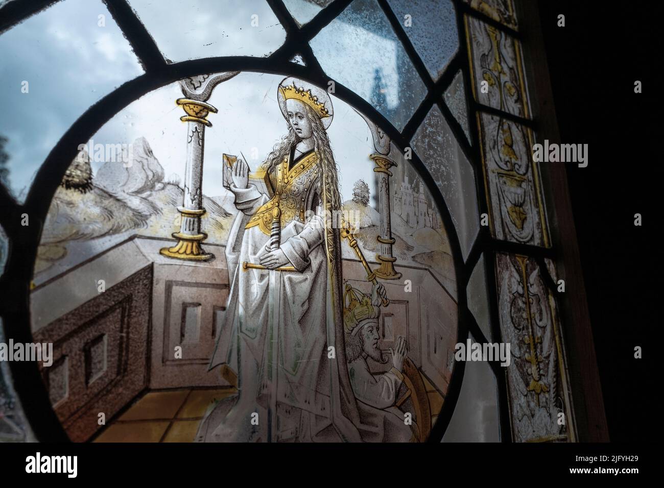 Flacher Fokus auf antiken Fenster mit Zeichnung Buntglas, das eine mittelalterliche französische Königin darstellt Stockfoto