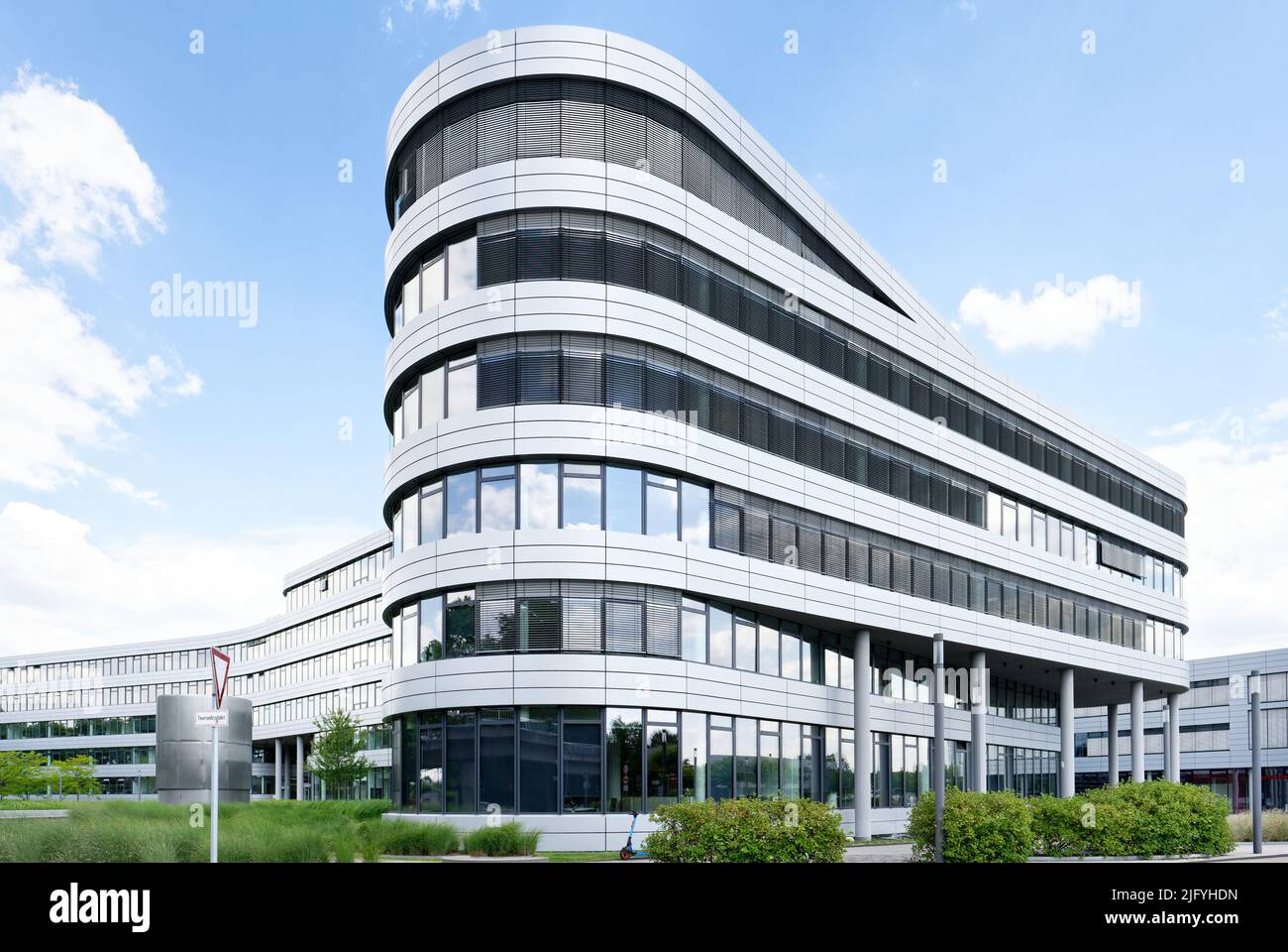 Köln, Deutschland 05. Juli 2022: Hauptgebäude des Energieversorgers für Strom-, Gas-, Wasser- und Wärmeversorgung RheinEnergie in köln Stockfoto