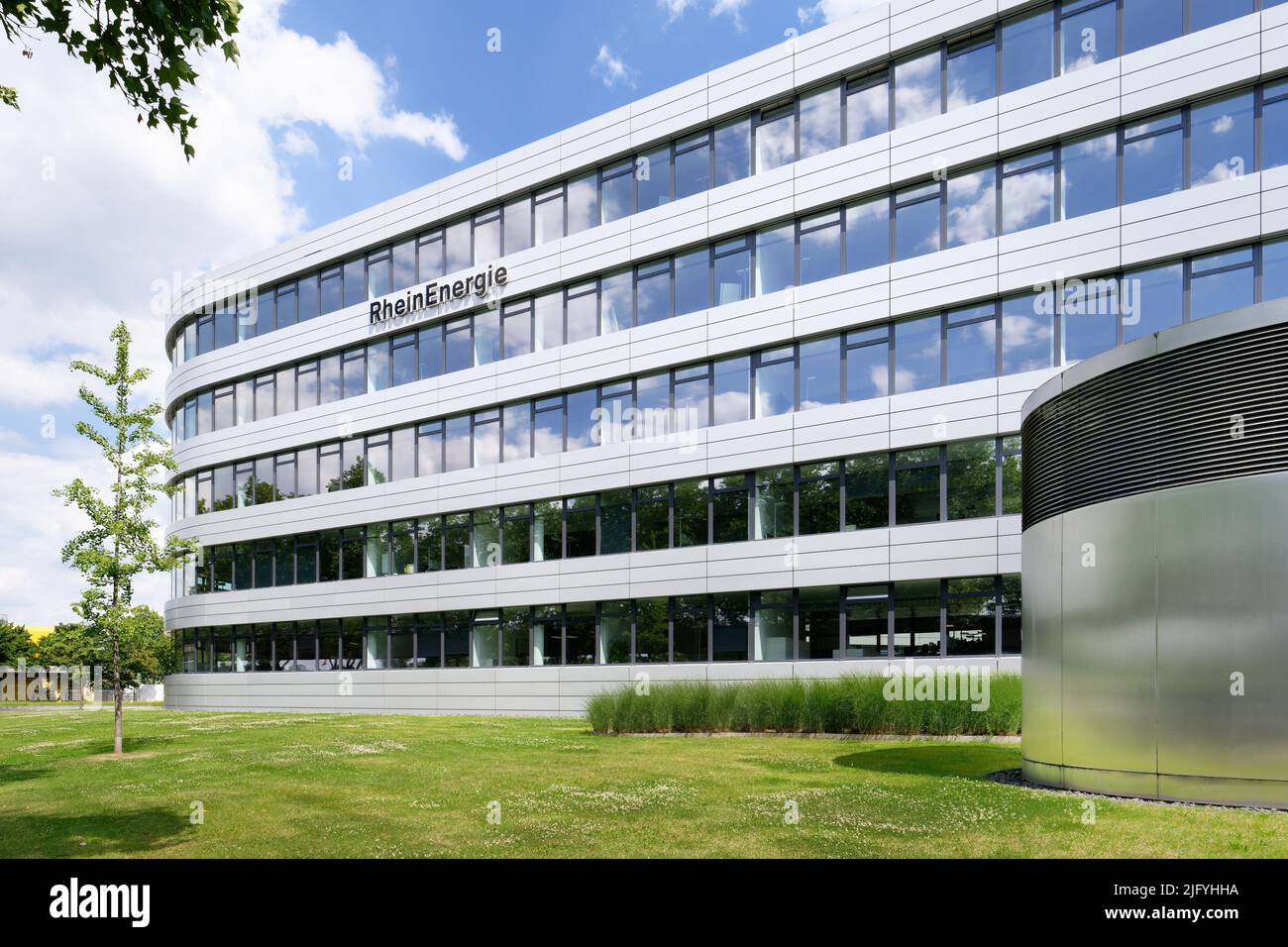 Köln, Deutschland 05. Juli 2022: Hauptgebäude des Energieversorgers für Strom-, Gas-, Wasser- und Wärmeversorgung RheinEnergie in köln Stockfoto